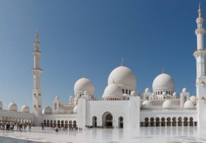 Vista exterior de una Mezquita en Dubai