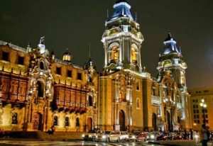 Catedral de Lima en el centro histórico de noche