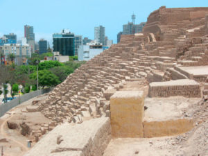 Ruinas de pirámide en Lima, Perú